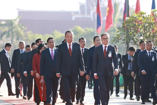 Tổng Bí thư Tô Lâm; Thủ tướng Phạm Minh Chính; Chủ tịch Quốc hội Trần Thanh Mẫn đến đặt vòng hoa tưởng niệm tại Đài tưởng niệm các chiến sĩ vô danh. (Ảnh: Dương Giang/TTXVN)