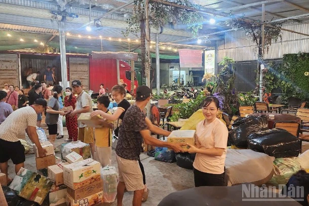 Câu lạc bộ thiện nguyện Từ Ái, phường Trung An, tỉnh Đồng Tháp chất hàng lên xe hướng ra miền Bắc.