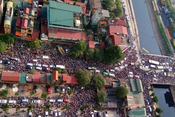 Tắc đường tại khu vực cầu Tó, Thanh Trì, Hà Nội sáng 20-9.