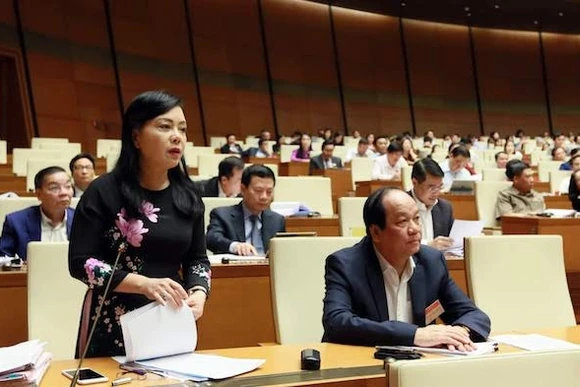 Bộ trưởng Y tế Nguyễn Thị Kim Tiến trả lời chất vấn của đại biểu Quốc hội tại Kỳ họp thứ sáu Quốc hội khoá XIV