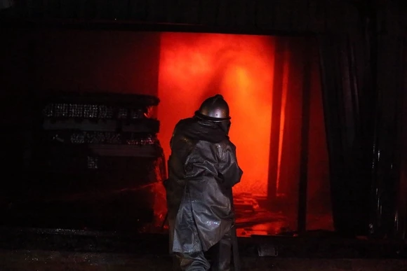 Lực lượng phòng cháy chữa cháy đang nỗ lực khống chế đám cháy.