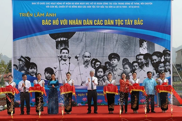  Triển lãm ảnh Bác Hồ với nhân dân các dân tộc Tây Bắc