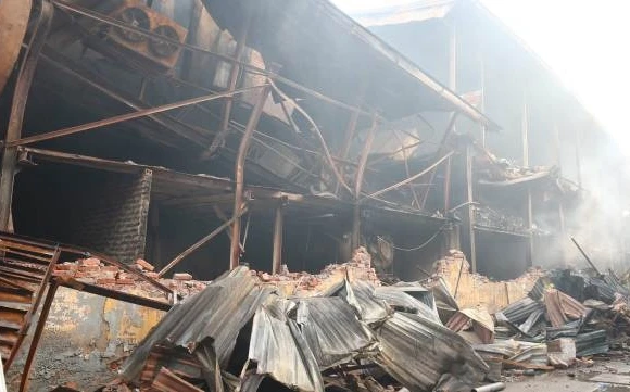 Toàn bộ tài sản trong các kho hàng bị cháy Công ty Rạng Đông đã bị thiêu rụi hoàn toàn.