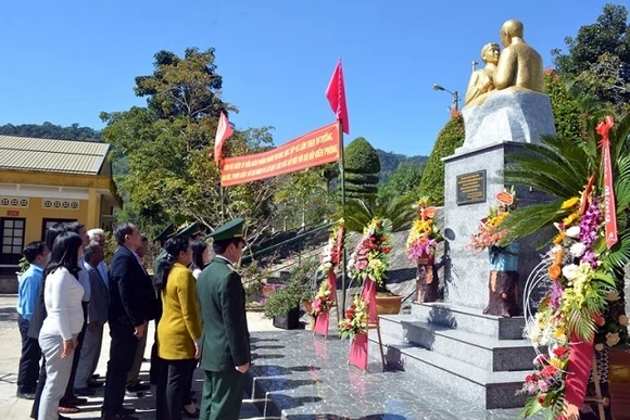 Các đại biểu dâng hoa tại tượng đài “Bác Hồ với Chiến sĩ Biên phòng”.