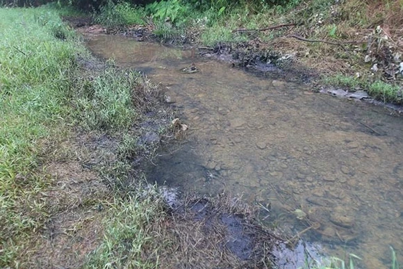 Khu vực đầu nguồn của nước sạch sông Đà bị nhiễm dầu thải ở Hòa Bình (Ảnh: Giang Ngọc).