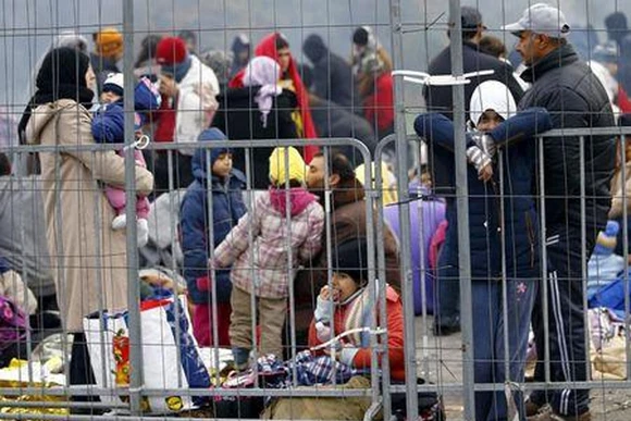 Người di cư đang chờ xin tị nạn ở gần làng Xen-tin-gi thuộc vùng biên giới Xlô-vê-ni-a. Ảnh Roi-tơ