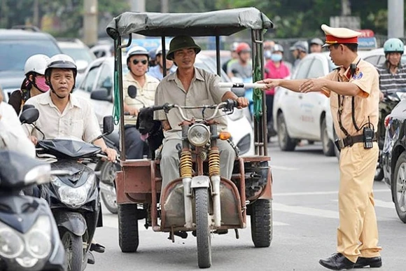 Lực lượng CSGT tiến hành kiểm tra một chiếc xe ba bánh đang lưu thông trên đường.