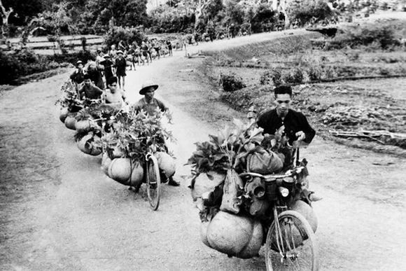 Dân công hỏa tuyến vận chuyển hàng hóa trong chiến dịch Điện Biên Phủ 1954. Ảnh: tư liệu.