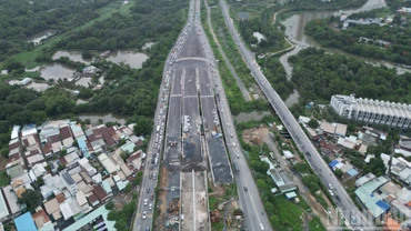 Hàng trăm phương tiện, chủ yếu là xe máy, từ thành phố Thủ Đức hướng về trung tâm Thành phố Hồ Chí Minh, bị dồn ứ trên các tuyến đường thay thế như đường song hành cao tốc, Mai Chí Thọ, Nguyễn Thị Định... khiến các trục này rơi vào tình trạng ùn tắc.