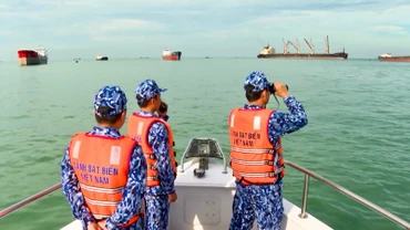 Cảnh sát biển tuần tra kiểm soát địa bàn.