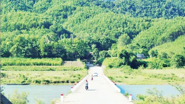 Cầu bê-tông bắc qua sông Ba Lòng để người dân đôi bờ đi lại được thuận lợi hơn.