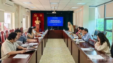 Hội đồng nghệ thuật họp, thảo luận phương án tuyển chọn tác phẩm tham gia Triển lãm thành tựu đất nước.