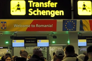 Biển chỉ hướng cho du khách đi vào khu vực Schengen tại sân bay quốc tế Henri Coanda, Romania ngày 31/3/2024. (Ảnh: THX/TTXVN)