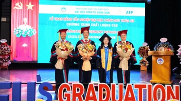 Tân cử nhân Nguyễn Hoàng Ánh Mai Sao, thủ khoa Chương trình Kiểm toán chất lượng cao khóa 63, tặng hoa tri ân thầy cô. (Ảnh: TUẤN ANH)