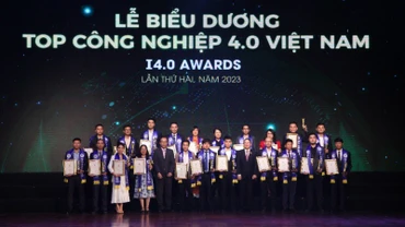 Phó Chủ tịch Quốc hội Nguyễn Đức Hải (thứ 5 từ phải sang, hàng đầu) cùng đại diện Ban Tổ chức trao chứng nhận tặng các doanh nghiệp "Top Công nghiệp 4.0 Việt Nam" trong lần tổ chức Giải thưởng thứ 2, năm 2023.