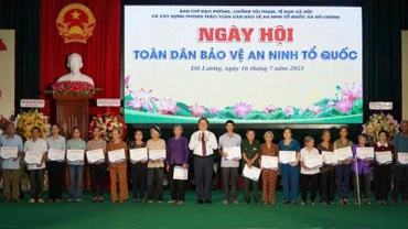 Đồng chí Nguyễn Trọng Nghĩa trao quà tặng các hộ gia đình có hoàn cảnh khó khăn trên địa bàn xã Đô Lương.