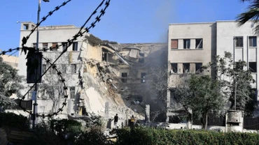 Trụ sở Tổng tư lệnh quân đội Syria ở Damascus bị phá hủy sau vụ không kích của không lực Israel, ngày 16/7/2025. (Ảnh: THX/TTXVN)