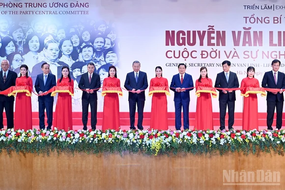 Tổng Bí thư Tô Lâm, các đồng chí lãnh đạo Đảng, Nhà nước và các đại biểu cắt băng khai mạc Triển lãm “Tổng Bí thư Nguyễn Văn Linh - Cuộc đời và sự nghiệp”. (Ảnh: ĐĂNG KHOA) 