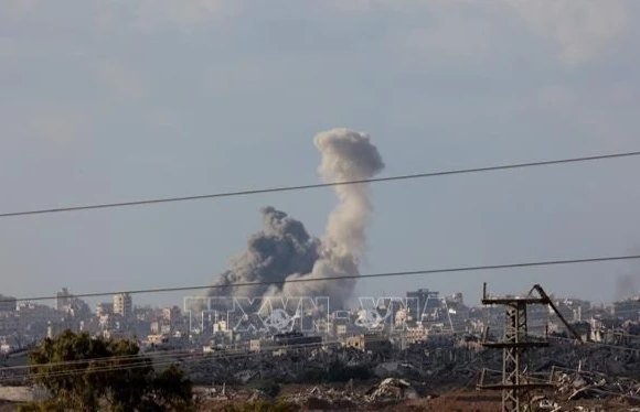 Khói bốc lên sau cuộc không kích của Israel xuống thành phố Gaza, ngày 25/9/2025. (Ảnh: THX/TTXVN)