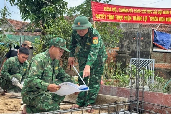 Cán bộ chiến sĩ Ban chỉ huy Bộ đội biên phòng tỉnh Đắk Lắk xây nhà cho người dân.