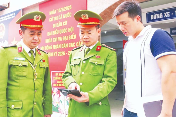 Công an Hà Nội rà soát, cập nhật đầy đủ thông tin cử tri; đồng bộ dữ liệu trên hệ thống VNeID; nắm chắc số lượng người cư trú thực tế trên địa bàn phục vụ công tác cấp thẻ cử tri. (Ảnh TIẾN NGUYỄN)