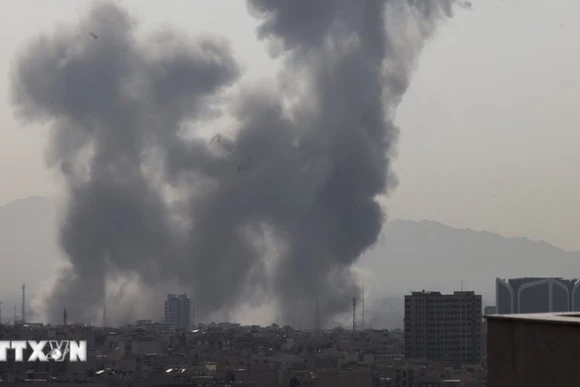Khói bốc lên sau một vụ nổ ở thủ đô Tehran, Iran ngày 28/2. (Ảnh: The Times of Israel/TTXVN)