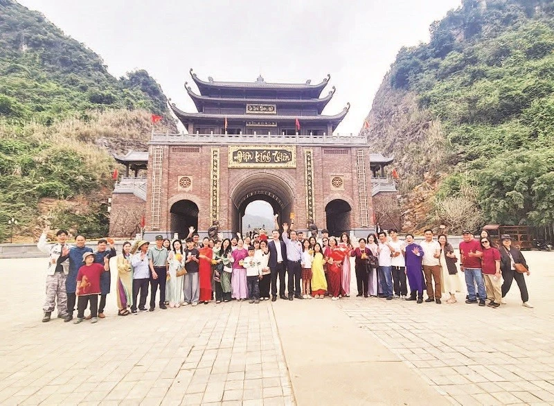 Ninh Bình khởi đầu năm mới sôi động với làn sóng du khách đổ về các điểm đến văn hóa, tâm linh