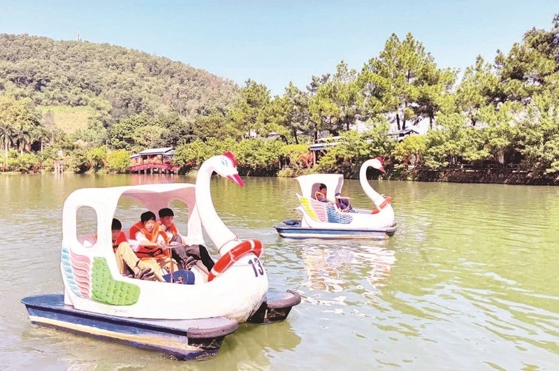 Du lịch Hà Nội dịp lễ: Tour xa kén khách, điểm gần hút người