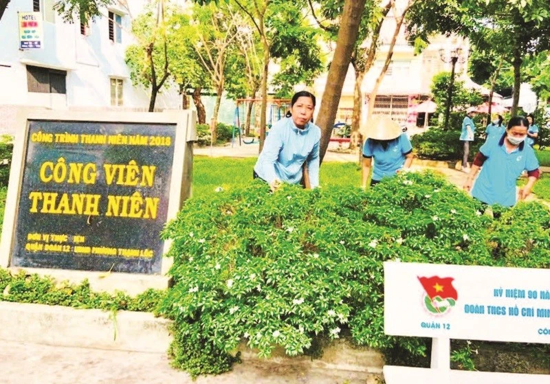 Cô Hồng: Người cán bộ khu phố tận tụy, biến bãi rác thành công viên