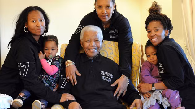 Cuộc đời và sự nghiệp của cựu Tổng thống Nam Phi Nelson Mandela qua ảnh ảnh 20