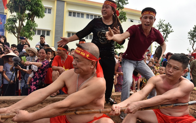 Độc đáo trò chơi kéo co ngồi tại đền Trấn Vũ ảnh 6