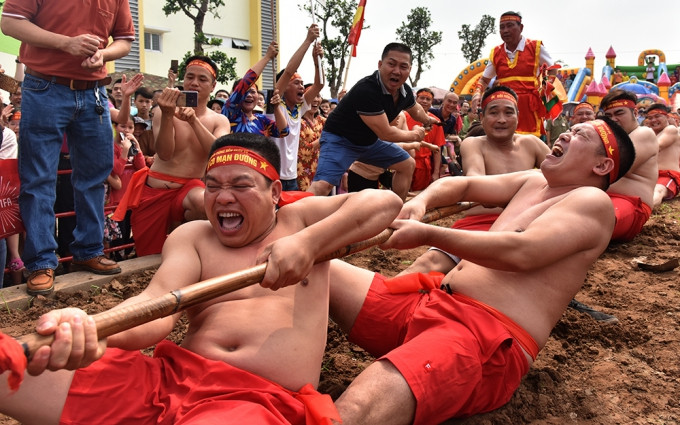 Độc đáo trò chơi kéo co ngồi tại đền Trấn Vũ ảnh 4
