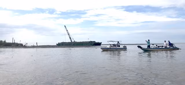 Khắc phục tình trạng tàu cá “mắc cạn” ở vùng biển Khánh Hội ảnh 1