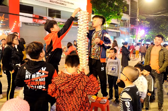 Nhộn nhịp phố đi bộ và chợ ẩm thực phố núi Cao Bằng ảnh 4