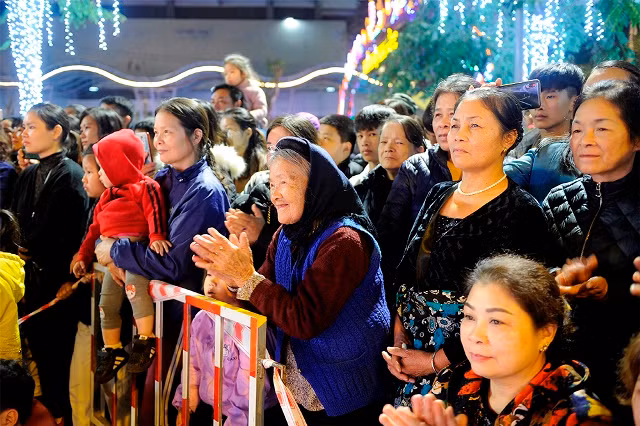 Nhộn nhịp phố đi bộ và chợ ẩm thực phố núi Cao Bằng ảnh 7