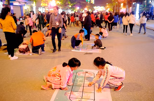 Nhộn nhịp phố đi bộ và chợ ẩm thực phố núi Cao Bằng ảnh 5