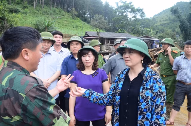 Hàng nghìn cán bộ, chiến sĩ tham gia tìm kiếm cứu nạn, giúp dân khắc phục hậu quả mưa lũ ảnh 4