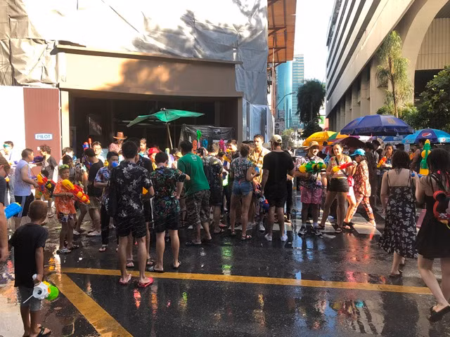 Người dân Thái-lan đón Tết cổ truyền Songkran ảnh 9