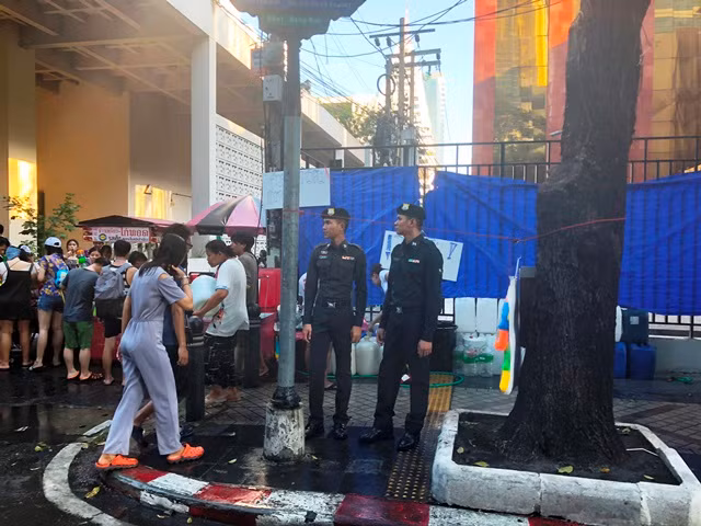 Người dân Thái-lan đón Tết cổ truyền Songkran ảnh 11