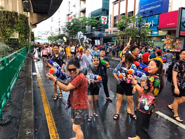 Người dân Thái-lan đón Tết cổ truyền Songkran ảnh 7