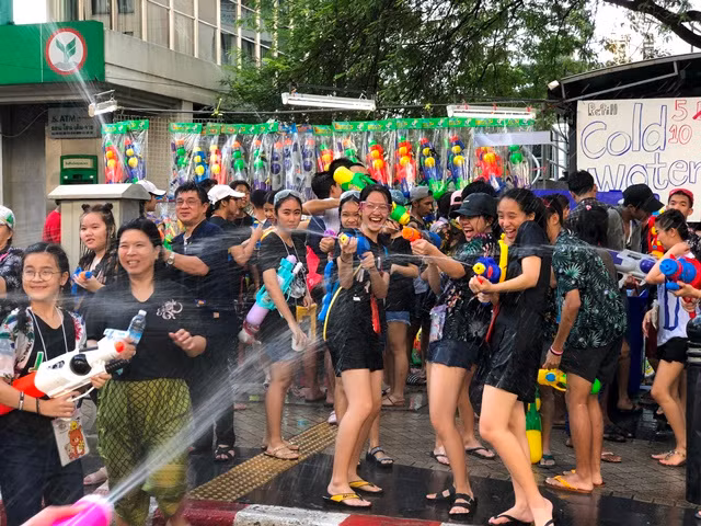 Người dân Thái-lan đón Tết cổ truyền Songkran ảnh 6