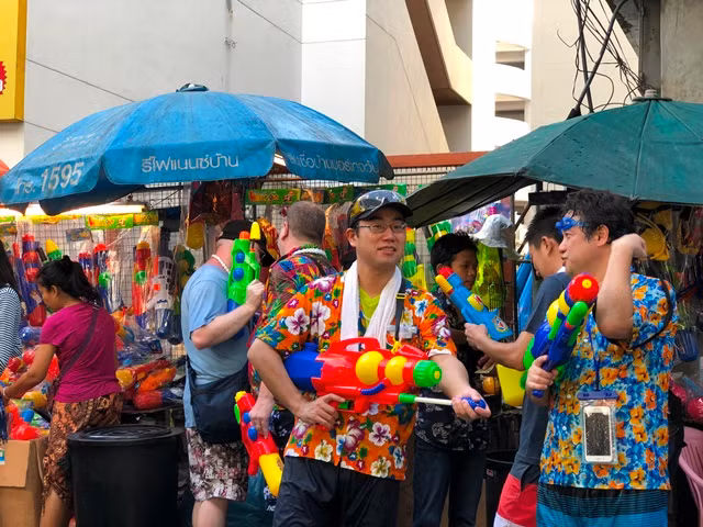 Người dân Thái-lan đón Tết cổ truyền Songkran ảnh 8
