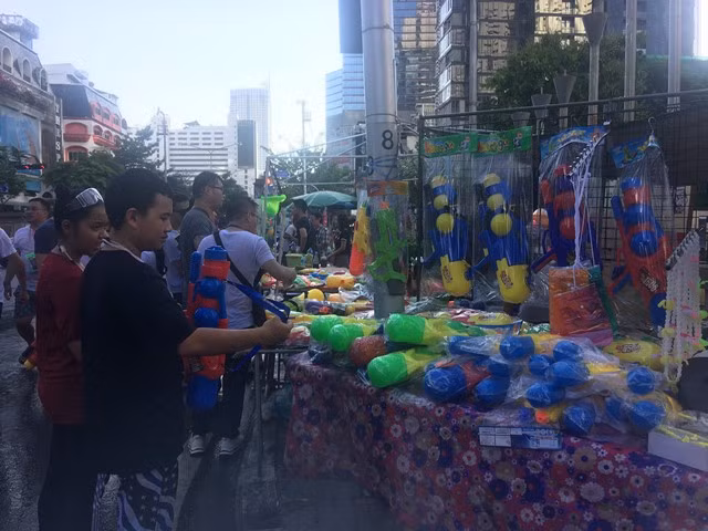Người dân Thái-lan đón Tết cổ truyền Songkran ảnh 10
