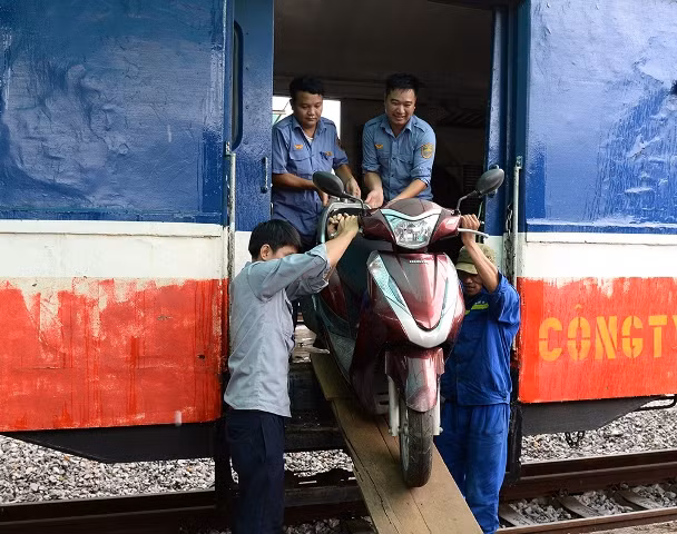 Chuyến tàu “chợ” ảnh 14
