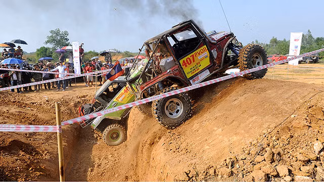 Hấp dẫn đua xe ô-tô địa hình ảnh 2