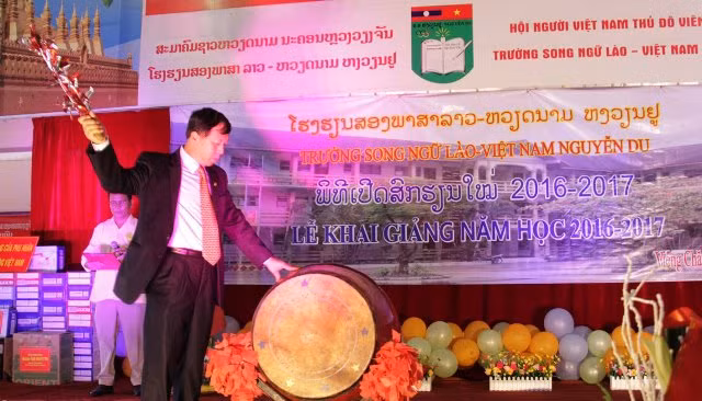 Trường song ngữ Lào-Việt Nam Nguyễn Du chào mừng năm học mới ảnh 3