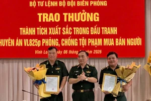 Thiếu tướng Đỗ Ngọc Cảnh trao thưởng cho tập thể có thành tích xuất sắc trong đấu tranh Chuyên án VL825p phòng, chống tội phạm mua bán người.