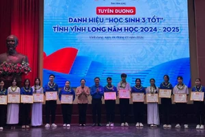 Đại biểu tham dự buổi lễ trao giấy khen tuyên dương danh hiệu "Học sinh 3 tốt" năm học 2024-2025.