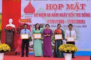 Đại biểu tham dự buổi họp mặt trao giấy khen cho các tập thể, cá nhân có thành tích trong tổ chức họp mặt kỷ niệm 66 năm Ngày Bến Tre Đồng Khởi.