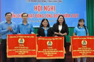 Liên đoàn Lao động tỉnh Vĩnh Long tặng đơn vị xuất sắc trong phong trào công nhân viên chức lao động và hoạt động công đoàn năm 2025.